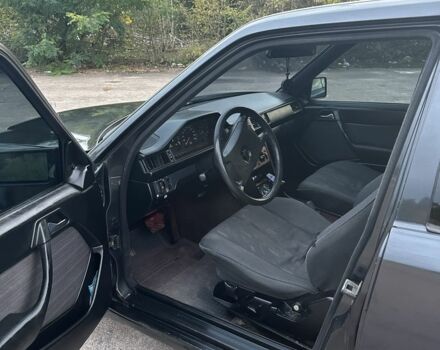 Серый Мерседес 300, объемом двигателя 2.5 л и пробегом 530 тыс. км за 2600 $, фото 7 на Automoto.ua