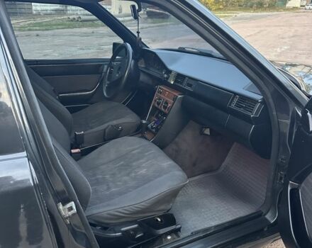 Серый Мерседес 300, объемом двигателя 2.5 л и пробегом 530 тыс. км за 2600 $, фото 6 на Automoto.ua