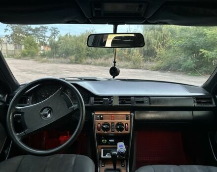 Серый Мерседес 300, объемом двигателя 2.5 л и пробегом 530 тыс. км за 2600 $, фото 8 на Automoto.ua