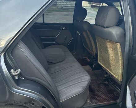 Серый Мерседес 300, объемом двигателя 2.5 л и пробегом 530 тыс. км за 2600 $, фото 5 на Automoto.ua