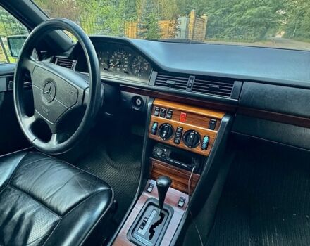 Сірий Мерседес 300, об'ємом двигуна 3 л та пробігом 377 тис. км за 4250 $, фото 4 на Automoto.ua