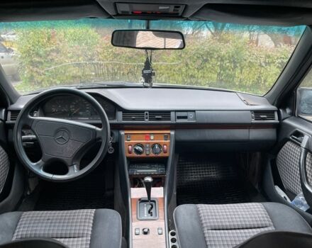 Серый Мерседес 300, объемом двигателя 3 л и пробегом 400 тыс. км за 3300 $, фото 8 на Automoto.ua