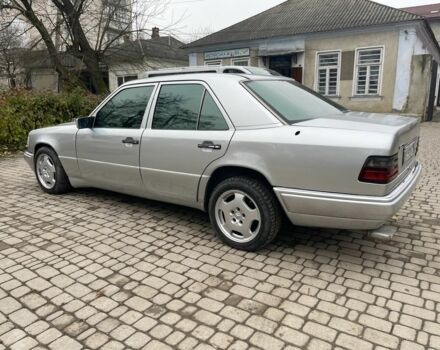 Серый Мерседес 300, объемом двигателя 3 л и пробегом 400 тыс. км за 3300 $, фото 2 на Automoto.ua