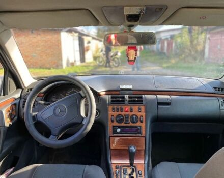 Серый Мерседес 300, объемом двигателя 3 л и пробегом 500 тыс. км за 4700 $, фото 15 на Automoto.ua