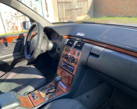 Серый Мерседес 300, объемом двигателя 3 л и пробегом 500 тыс. км за 4700 $, фото 13 на Automoto.ua