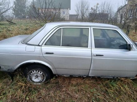 Сірий Мерседес 300, об'ємом двигуна 0 л та пробігом 70 тис. км за 591 $, фото 1 на Automoto.ua