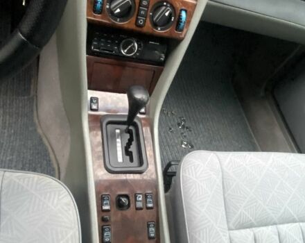 Синий Мерседес 300, объемом двигателя 3 л и пробегом 456 тыс. км за 5900 $, фото 3 на Automoto.ua