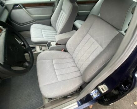 Синий Мерседес 300, объемом двигателя 3 л и пробегом 456 тыс. км за 5900 $, фото 5 на Automoto.ua