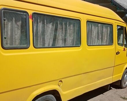 Желтый Мерседес 308 пасс., объемом двигателя 2.4 л и пробегом 100 тыс. км за 3300 $, фото 3 на Automoto.ua