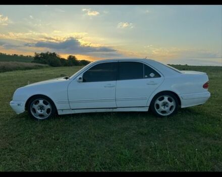 Белый Мерседес 320, объемом двигателя 3.2 л и пробегом 22 тыс. км за 3800 $, фото 2 на Automoto.ua