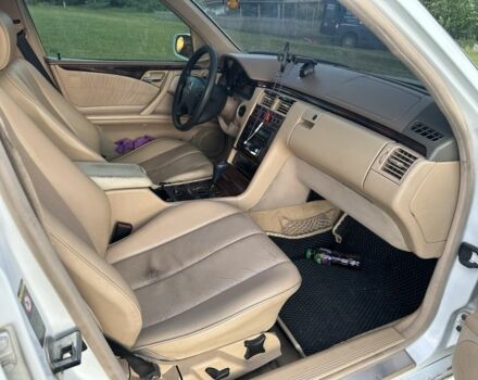 Белый Мерседес 320, объемом двигателя 3.2 л и пробегом 22 тыс. км за 3800 $, фото 6 на Automoto.ua