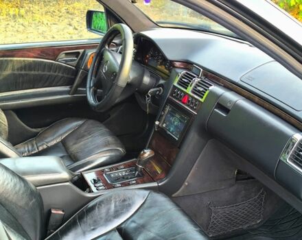 Чорний Мерседес 320, об'ємом двигуна 3.2 л та пробігом 300 тис. км за 3000 $, фото 5 на Automoto.ua