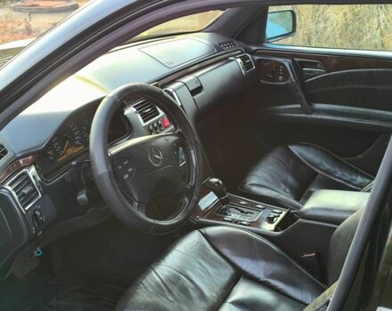 Чорний Мерседес 320, об'ємом двигуна 3.2 л та пробігом 300 тис. км за 3000 $, фото 3 на Automoto.ua