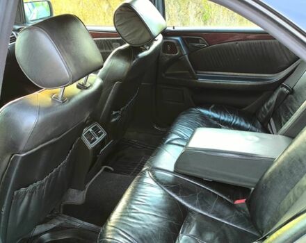 Чорний Мерседес 320, об'ємом двигуна 3.2 л та пробігом 300 тис. км за 3000 $, фото 6 на Automoto.ua