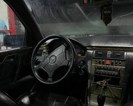 Чорний Мерседес 320, об'ємом двигуна 2.2 л та пробігом 2 тис. км за 1950 $, фото 4 на Automoto.ua