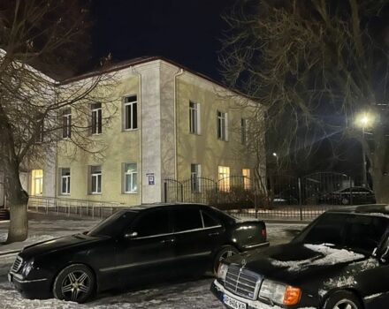 Черный Мерседес 320, объемом двигателя 3.2 л и пробегом 380 тыс. км за 4200 $, фото 5 на Automoto.ua