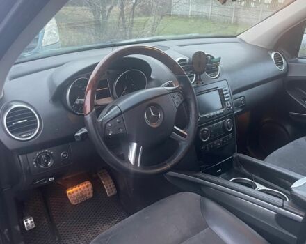 Черный Мерседес 320, объемом двигателя 3 л и пробегом 440 тыс. км за 7500 $, фото 7 на Automoto.ua