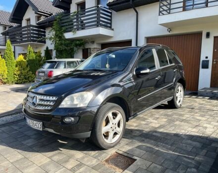 Черный Мерседес 320, объемом двигателя 3 л и пробегом 273 тыс. км за 3600 $, фото 2 на Automoto.ua