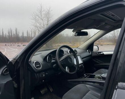 Черный Мерседес 320, объемом двигателя 3 л и пробегом 330 тыс. км за 10999 $, фото 5 на Automoto.ua