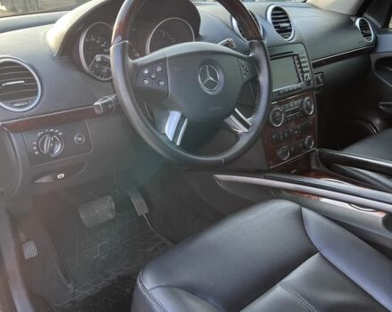 Чорний Мерседес 320, об'ємом двигуна 3 л та пробігом 380 тис. км за 15000 $, фото 6 на Automoto.ua