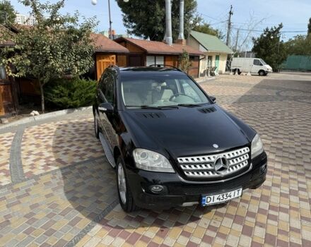 Черный Мерседес 320, объемом двигателя 3 л и пробегом 398 тыс. км за 11300 $, фото 2 на Automoto.ua