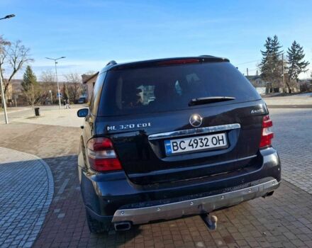 Черный Мерседес 320, объемом двигателя 3 л и пробегом 326 тыс. км за 12300 $, фото 1 на Automoto.ua