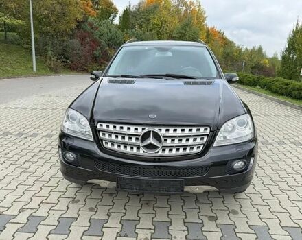 Черный Мерседес 320, объемом двигателя 3.2 л и пробегом 198 тыс. км за 3200 $, фото 1 на Automoto.ua