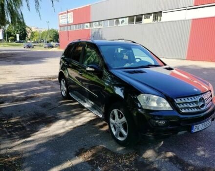 Черный Мерседес 320, объемом двигателя 3.2 л и пробегом 3 тыс. км за 4000 $, фото 3 на Automoto.ua