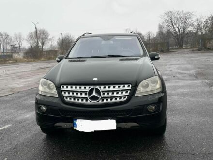 Черный Мерседес 320, объемом двигателя 3 л и пробегом 330 тыс. км за 10999 $, фото 1 на Automoto.ua