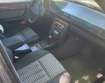 Фиолетовый Мерседес 320, объемом двигателя 3.2 л и пробегом 333 тыс. км за 2500 $, фото 4 на Automoto.ua