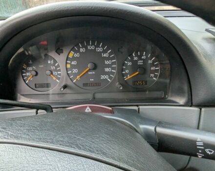 Красный Мерседес 320, объемом двигателя 3.2 л и пробегом 352 тыс. км за 3600 $, фото 3 на Automoto.ua