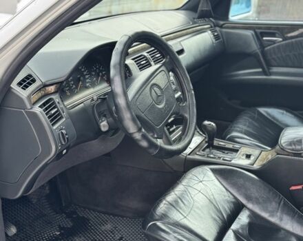 Сірий Мерседес 320, об'ємом двигуна 3.2 л та пробігом 300 тис. км за 2500 $, фото 11 на Automoto.ua