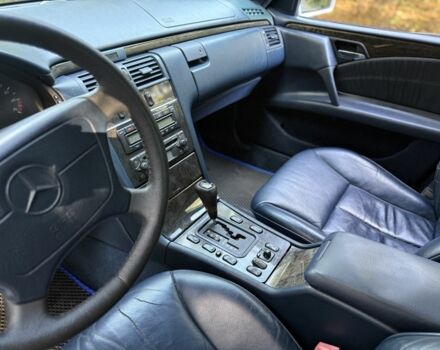 Серый Мерседес 320, объемом двигателя 3.2 л и пробегом 353 тыс. км за 5300 $, фото 7 на Automoto.ua