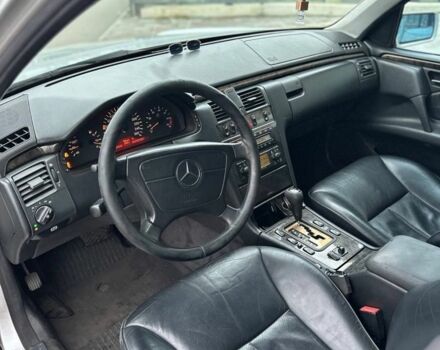 Серый Мерседес 320, объемом двигателя 3.2 л и пробегом 580 тыс. км за 3900 $, фото 6 на Automoto.ua