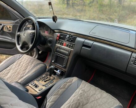 Серый Мерседес 320, объемом двигателя 3.2 л и пробегом 475 тыс. км за 3500 $, фото 6 на Automoto.ua