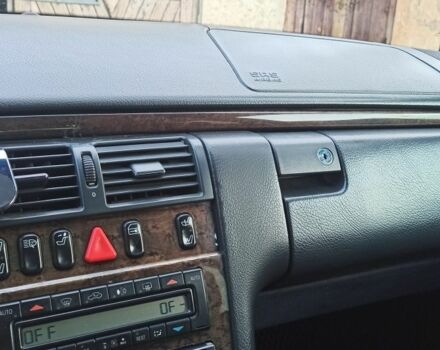 Серый Мерседес 320, объемом двигателя 3.2 л и пробегом 332 тыс. км за 4000 $, фото 11 на Automoto.ua