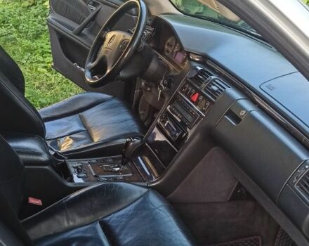 Серый Мерседес 320, объемом двигателя 3.2 л и пробегом 332 тыс. км за 4000 $, фото 15 на Automoto.ua