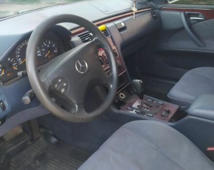 Серый Мерседес 320, объемом двигателя 3.2 л и пробегом 300 тыс. км за 2700 $, фото 2 на Automoto.ua