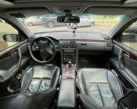 Серый Мерседес 320, объемом двигателя 3.2 л и пробегом 32 тыс. км за 3900 $, фото 5 на Automoto.ua
