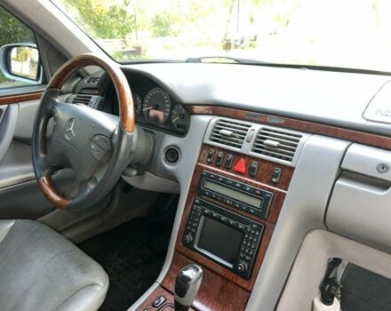 Сірий Мерседес 320, об'ємом двигуна 3.2 л та пробігом 450 тис. км за 3000 $, фото 4 на Automoto.ua