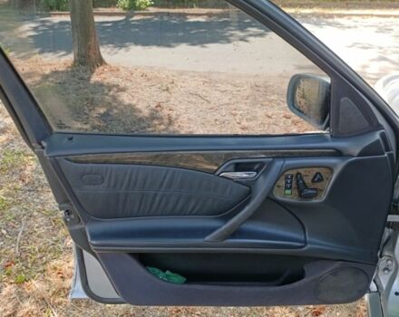 Серый Мерседес 320, объемом двигателя 3.2 л и пробегом 478 тыс. км за 2500 $, фото 9 на Automoto.ua