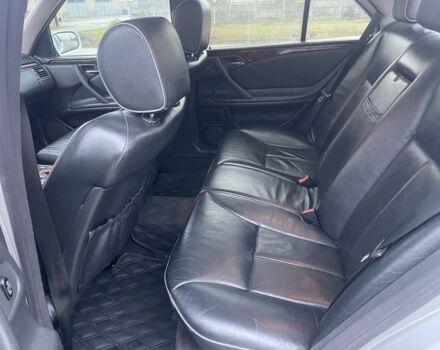 Сірий Мерседес 320, об'ємом двигуна 3.2 л та пробігом 490 тис. км за 4400 $, фото 7 на Automoto.ua