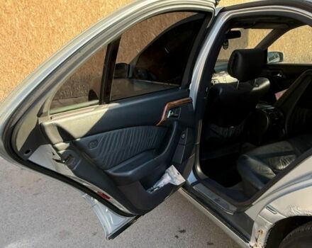 Серый Мерседес 320, объемом двигателя 3.2 л и пробегом 352 тыс. км за 3200 $, фото 5 на Automoto.ua