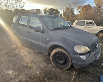 Серый Мерседес 320, объемом двигателя 3.2 л и пробегом 200 тыс. км за 1500 $, фото 2 на Automoto.ua