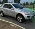 Сірий Мерседес 320, об'ємом двигуна 3 л та пробігом 225 тис. км за 12700 $, фото 4 на Automoto.ua