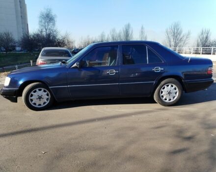 Синий Мерседес 320, объемом двигателя 3.2 л и пробегом 390 тыс. км за 4000 $, фото 2 на Automoto.ua