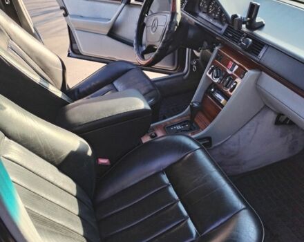 Синий Мерседес 320, объемом двигателя 3.2 л и пробегом 390 тыс. км за 4000 $, фото 6 на Automoto.ua