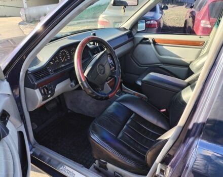 Синий Мерседес 320, объемом двигателя 3.2 л и пробегом 390 тыс. км за 4000 $, фото 4 на Automoto.ua
