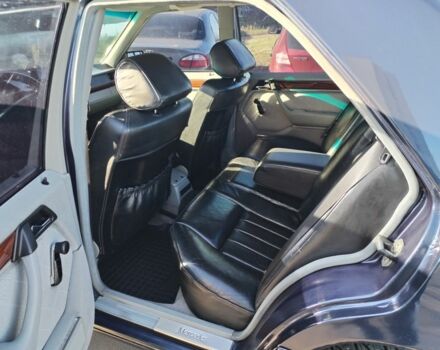 Синий Мерседес 320, объемом двигателя 3.2 л и пробегом 390 тыс. км за 4000 $, фото 5 на Automoto.ua