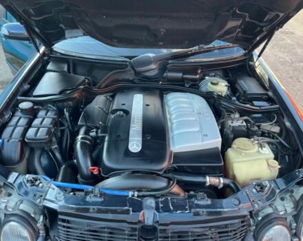 Синий Мерседес 320, объемом двигателя 3.2 л и пробегом 380 тыс. км за 6500 $, фото 1 на Automoto.ua